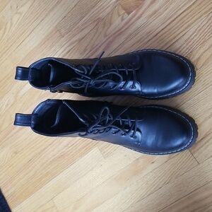 Black Lace-Up Flexus Italian  Comfort Spring Step Boots size 8 with side zipper